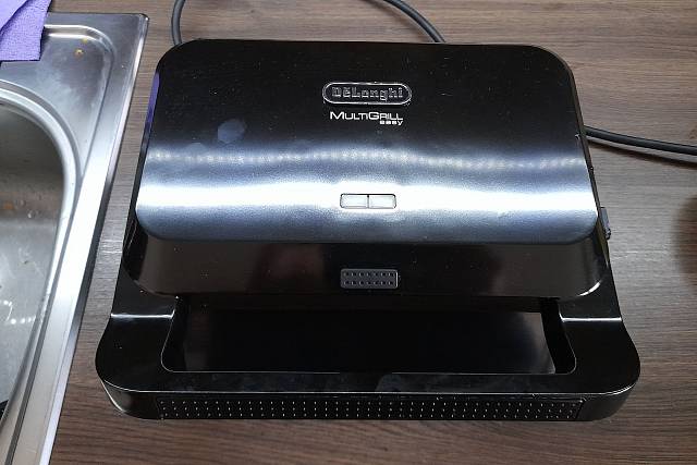 Recenze: Toastovač DeLonghi SW12B.BK (Sendvičovač)