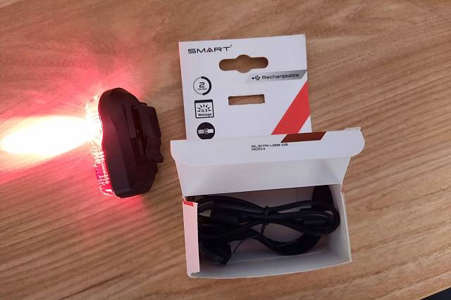 Recenze: Zadní světlo Smart 317 R 0,5W LED USB