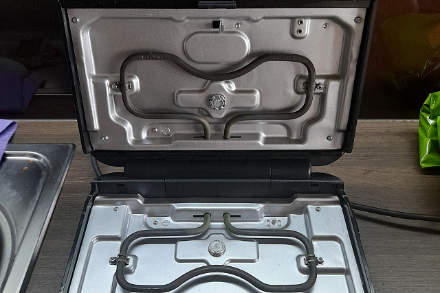 Recenze: Toastovač DeLonghi SW12B.BK (Sendvičovač)