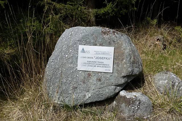 Pamětní deska u lesní cesty Josefky