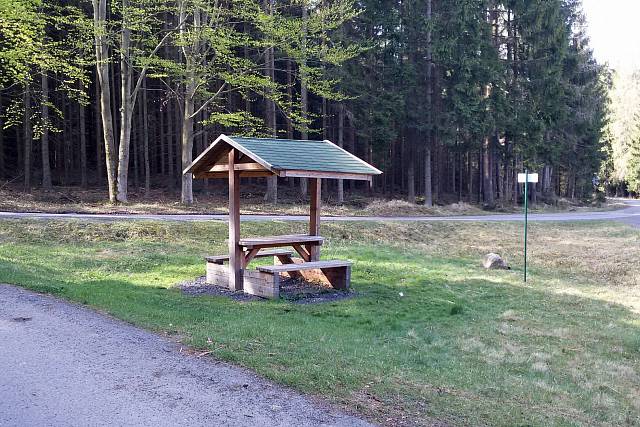 Posezení u cesty Dobrotivské